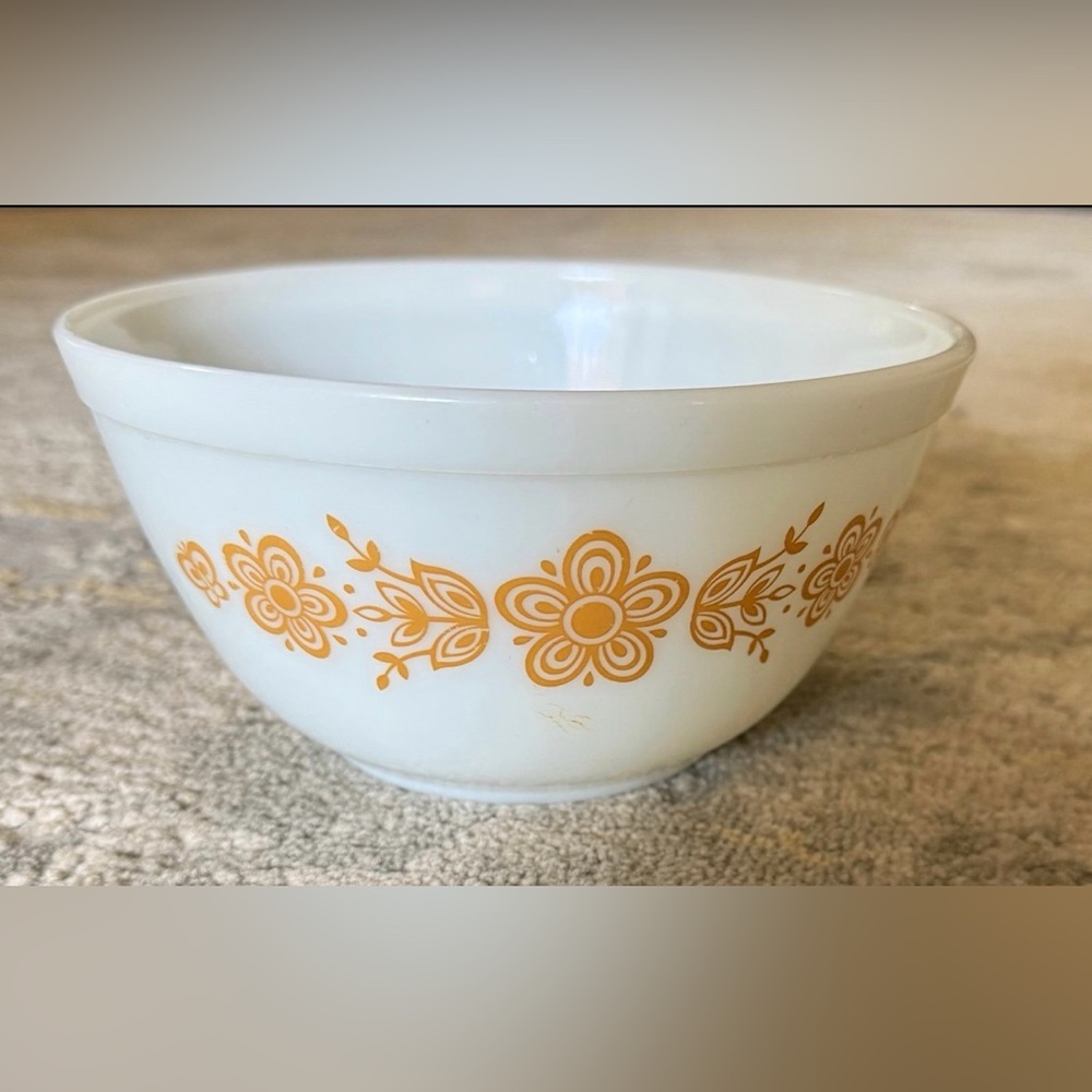 Vintage Pyrex Butterfly Gold Mixing Bowl 402 1.5 Quart White
